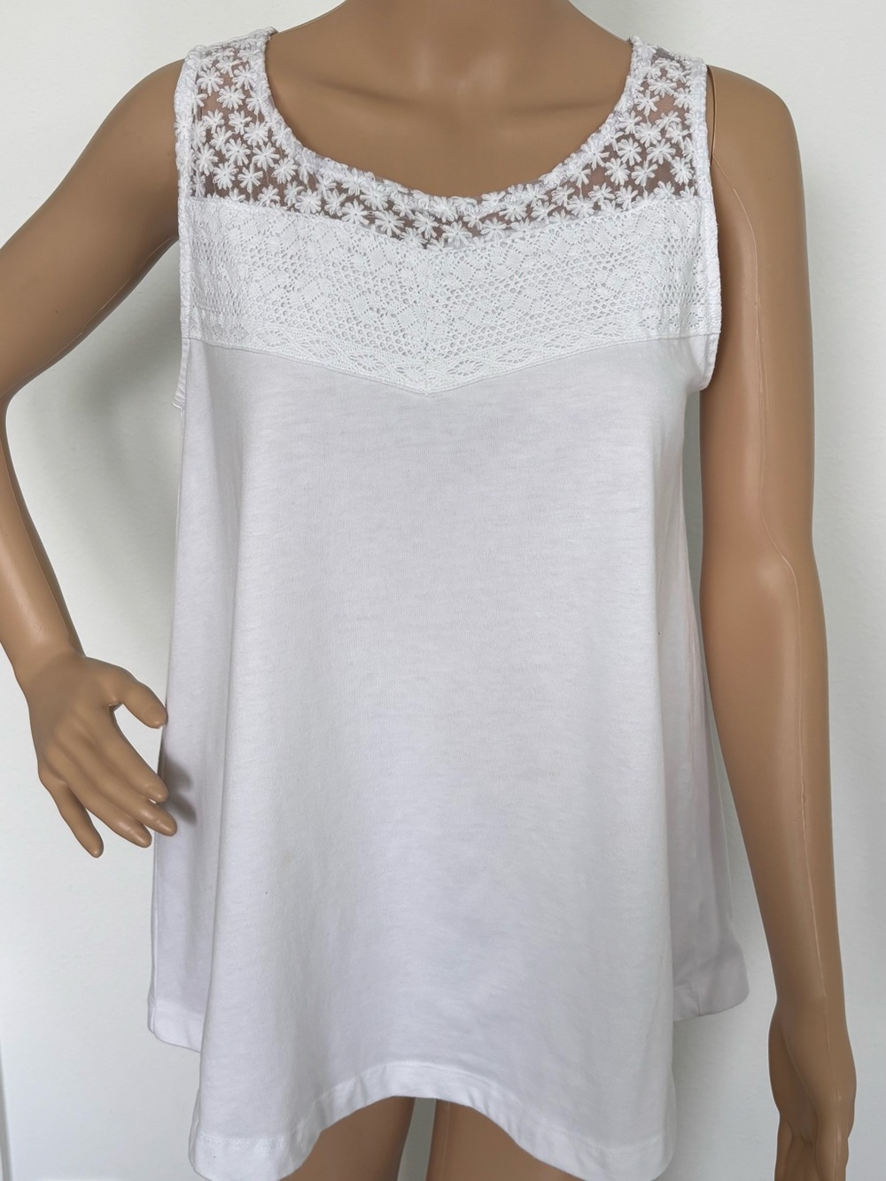 Coral Bay White Lace Embroidered Sleeveless Top Size M